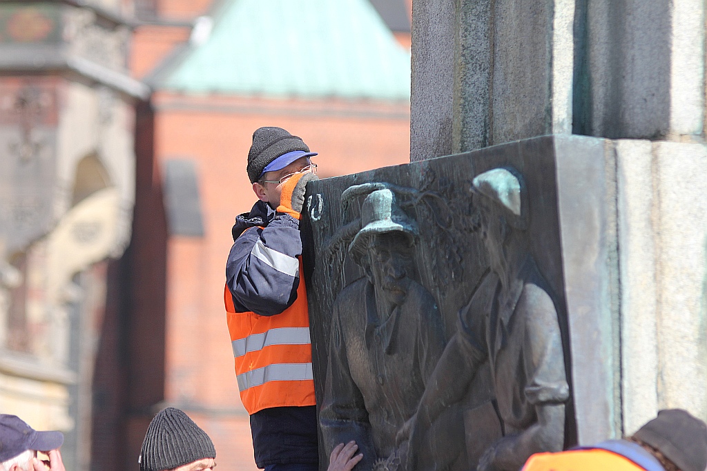 Rozpoczął się demontaż pomnika wdzięczności na pl. Słowiańskim