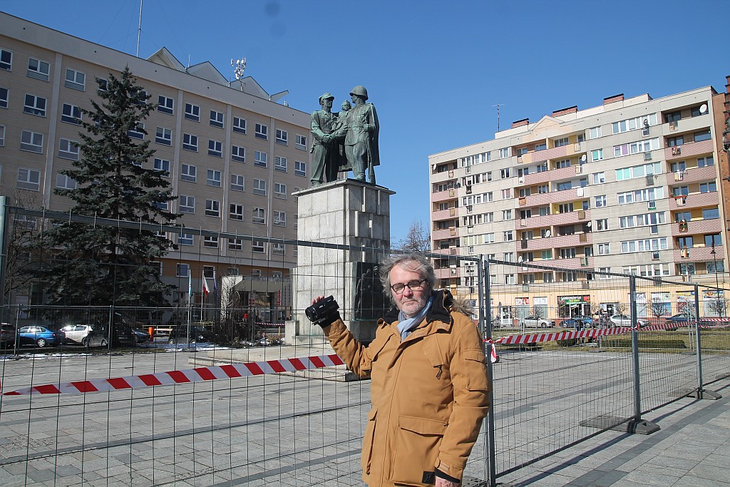 Rozpoczął się demontaż pomnika wdzięczności na pl. Słowiańskim