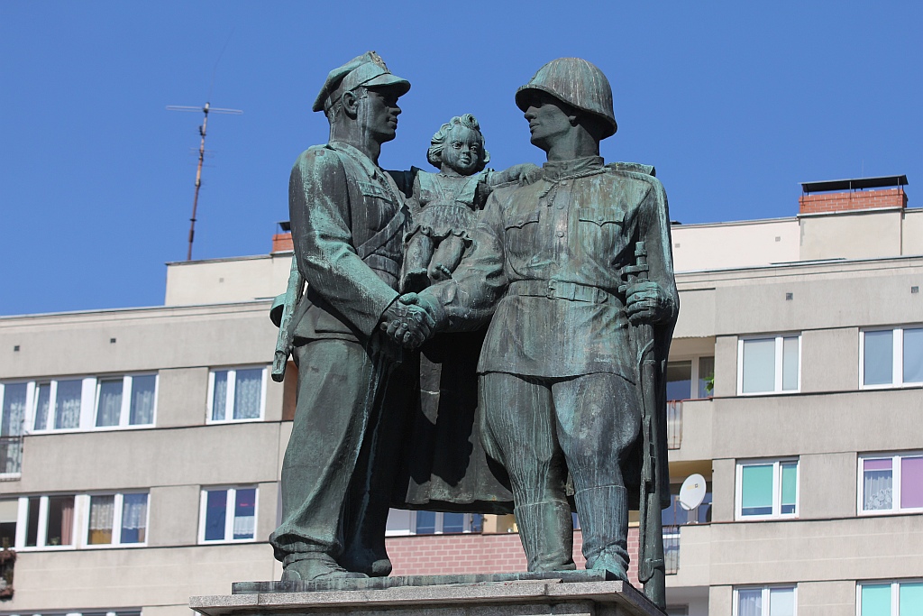 Rozpoczął się demontaż pomnika wdzięczności na pl. Słowiańskim