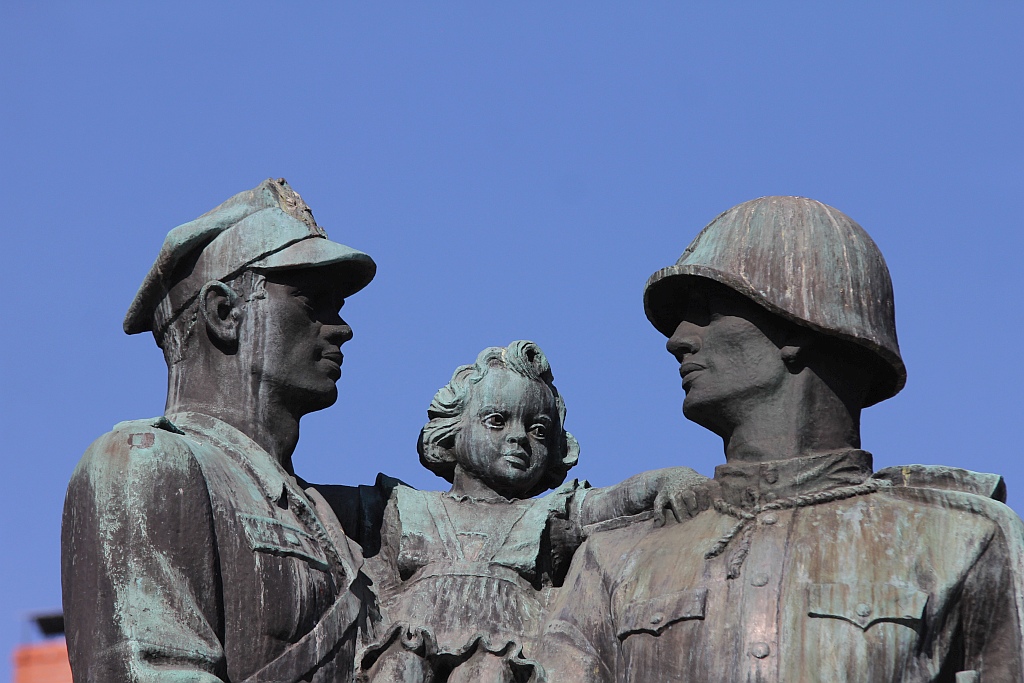 Rozpoczął się demontaż pomnika wdzięczności na pl. Słowiańskim