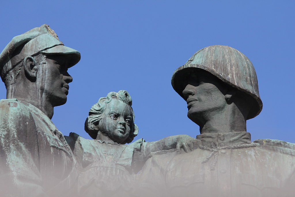 Rozpoczął się demontaż pomnika wdzięczności na pl. Słowiańskim