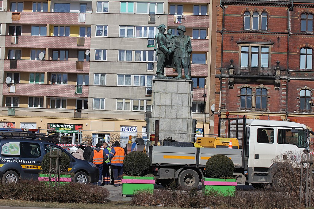 Rozpoczął się demontaż pomnika wdzięczności na pl. Słowiańskim