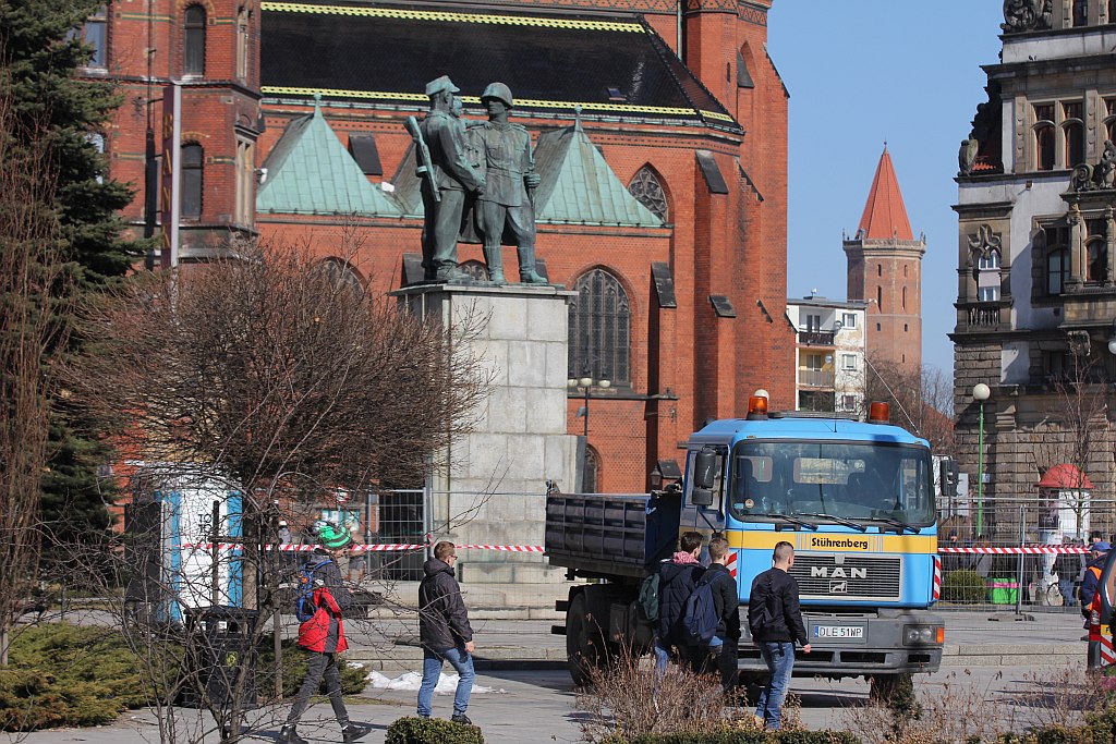 Rozpoczął się demontaż pomnika wdzięczności na pl. Słowiańskim