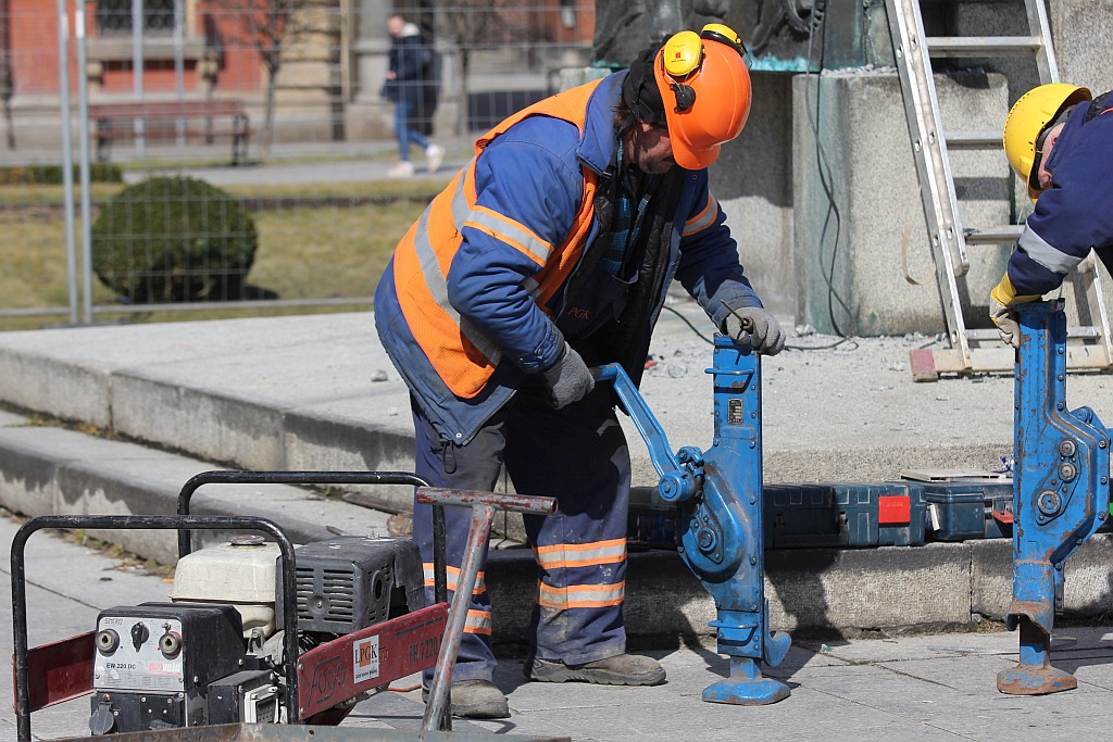 Rozpoczął się demontaż pomnika wdzięczności na pl. Słowiańskim