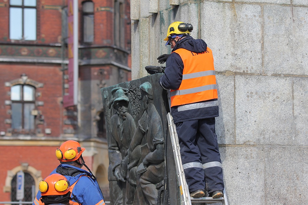 Rozpoczął się demontaż pomnika wdzięczności na pl. Słowiańskim