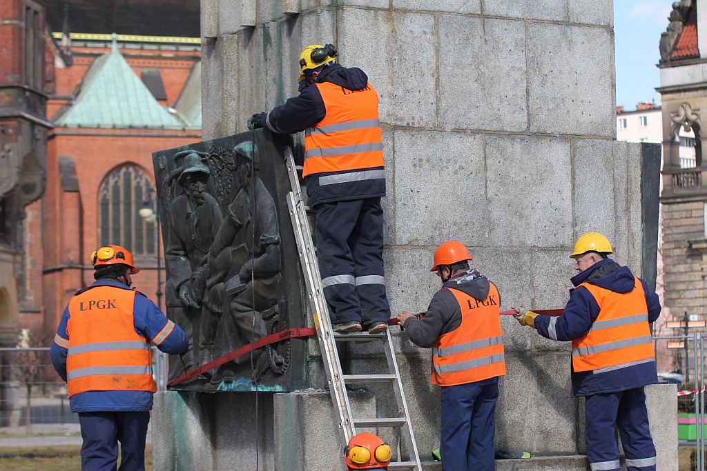 Rozpoczął się demontaż pomnika wdzięczności na pl. Słowiańskim