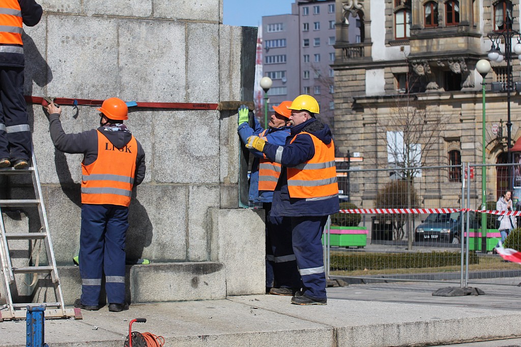 Rozpoczął się demontaż pomnika wdzięczności na pl. Słowiańskim