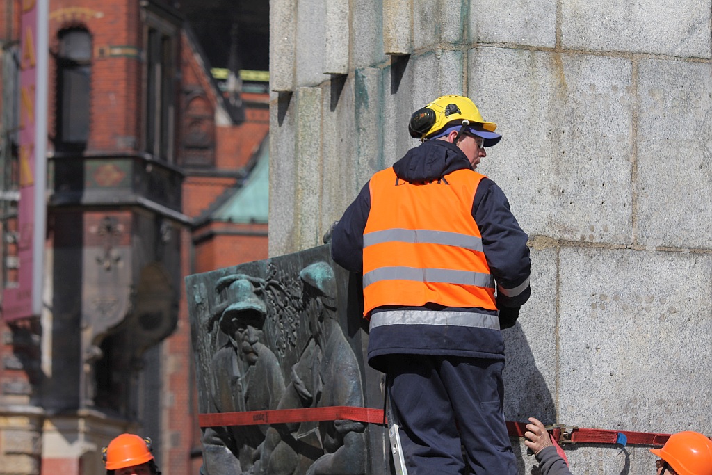 Rozpoczął się demontaż pomnika wdzięczności na pl. Słowiańskim