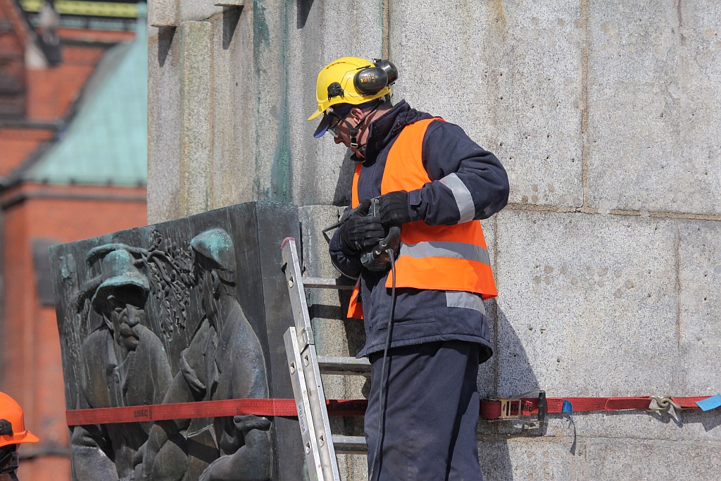 Rozpoczął się demontaż pomnika wdzięczności na pl. Słowiańskim