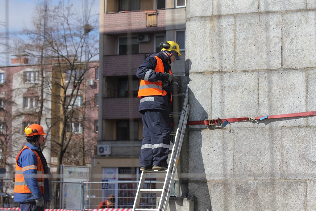 Rozpoczął się demontaż pomnika wdzięczności na pl. Słowiańskim