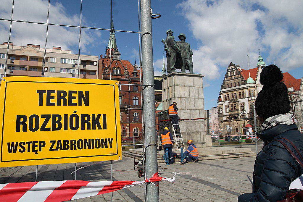 Rozpoczął się demontaż pomnika wdzięczności na pl. Słowiańskim