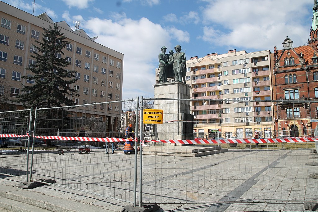 Rozpoczął się demontaż pomnika wdzięczności na pl. Słowiańskim