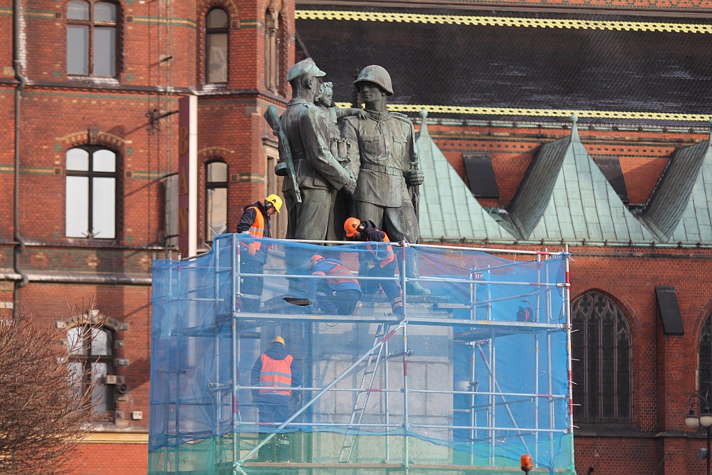 Rozpoczął się demontaż pomnika wdzięczności na pl. Słowiańskim