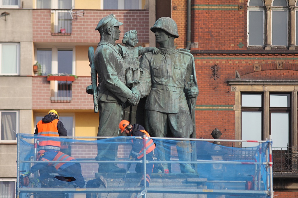 Rozpoczął się demontaż pomnika wdzięczności na pl. Słowiańskim
