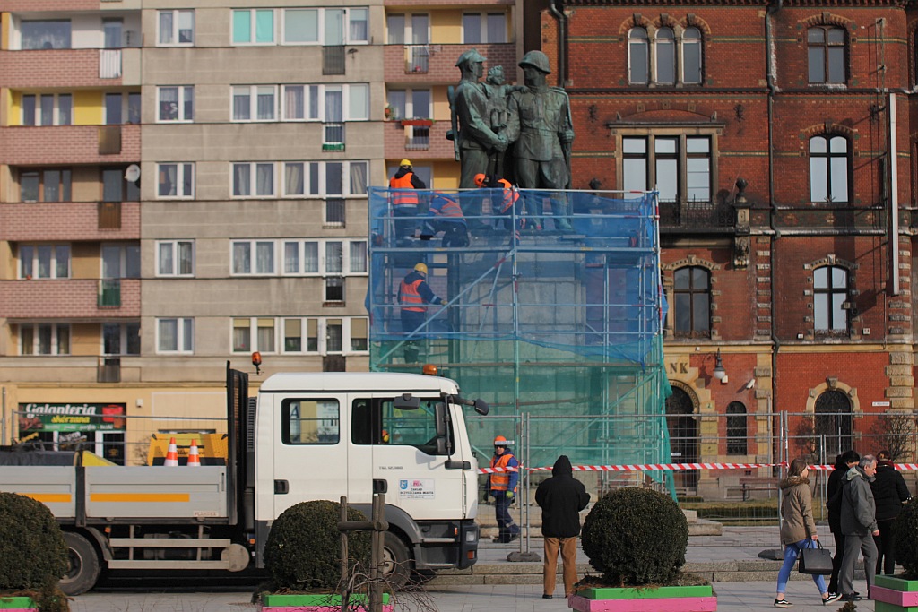 Rozpoczął się demontaż pomnika wdzięczności na pl. Słowiańskim