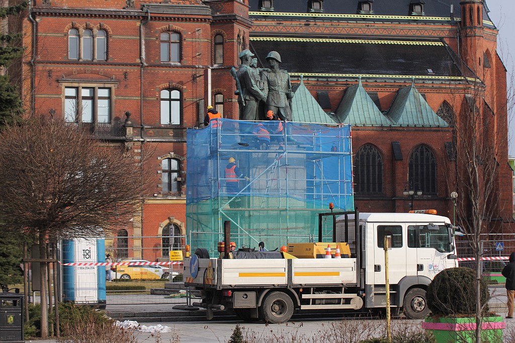 Rozpoczął się demontaż pomnika wdzięczności na pl. Słowiańskim
