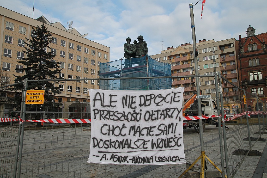 Na placu Słowiańskim nie ma już pomnika wdzięczności