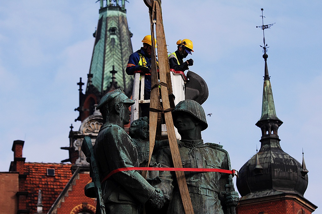 Na placu Słowiańskim nie ma już pomnika wdzięczności