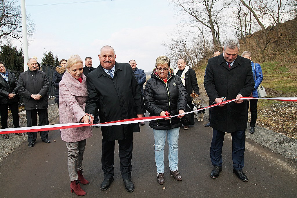 Mieszkańcy Dunina doczekali się nowej nawierzchni na drodze