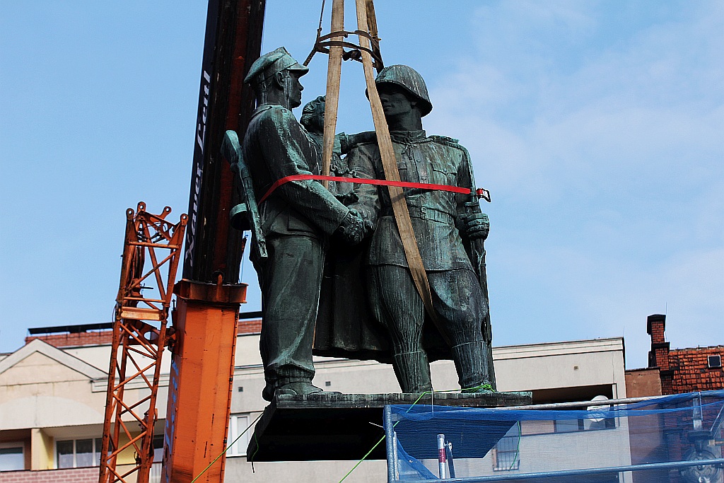 Na placu Słowiańskim nie ma już pomnika wdzięczności