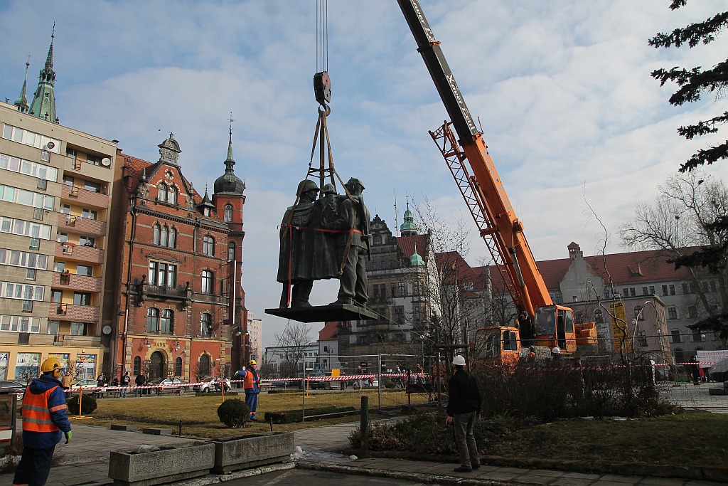 Na placu Słowiańskim nie ma już pomnika wdzięczności