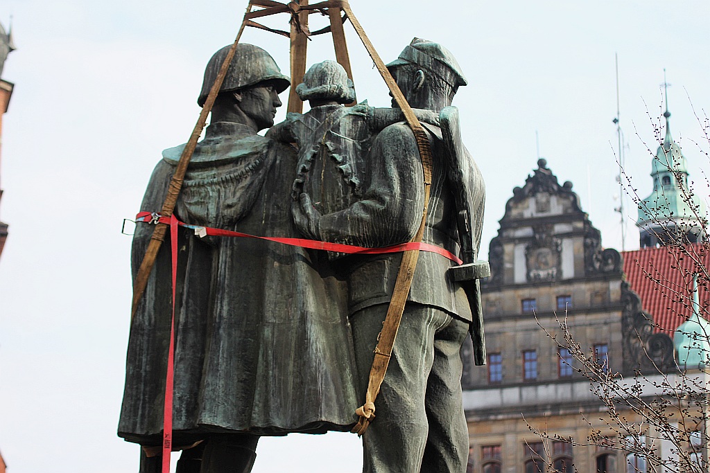 Na placu Słowiańskim nie ma już pomnika wdzięczności