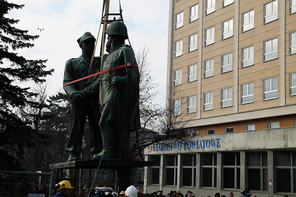 Na placu Słowiańskim nie ma już pomnika wdzięczności