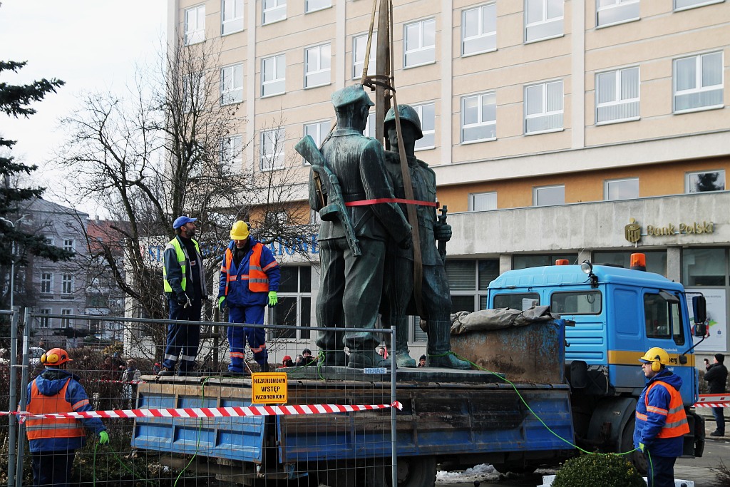 Na placu Słowiańskim nie ma już pomnika wdzięczności