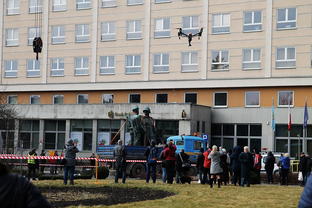 Na placu Słowiańskim nie ma już pomnika wdzięczności