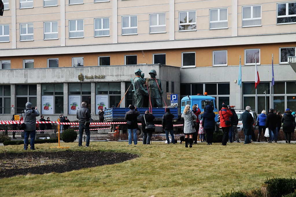 Na placu Słowiańskim nie ma już pomnika wdzięczności