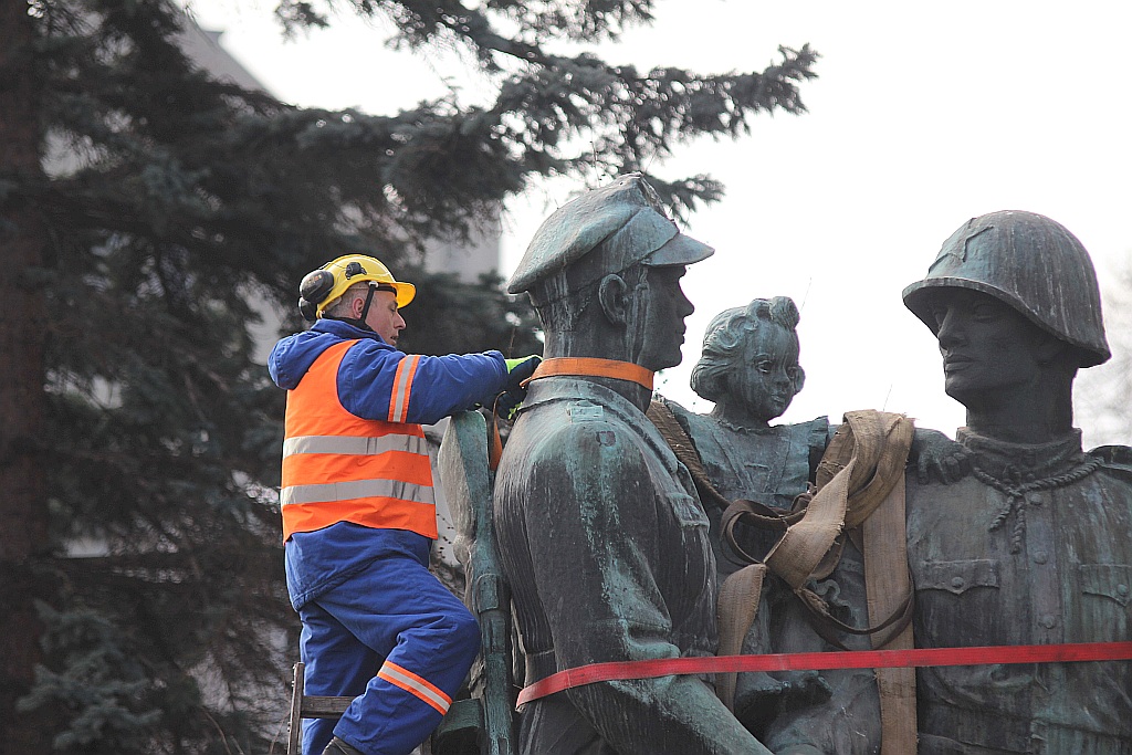 Na placu Słowiańskim nie ma już pomnika wdzięczności