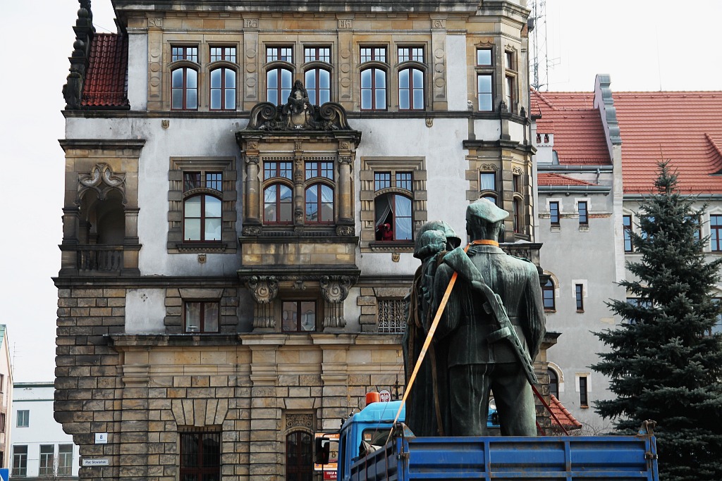 Na placu Słowiańskim nie ma już pomnika wdzięczności