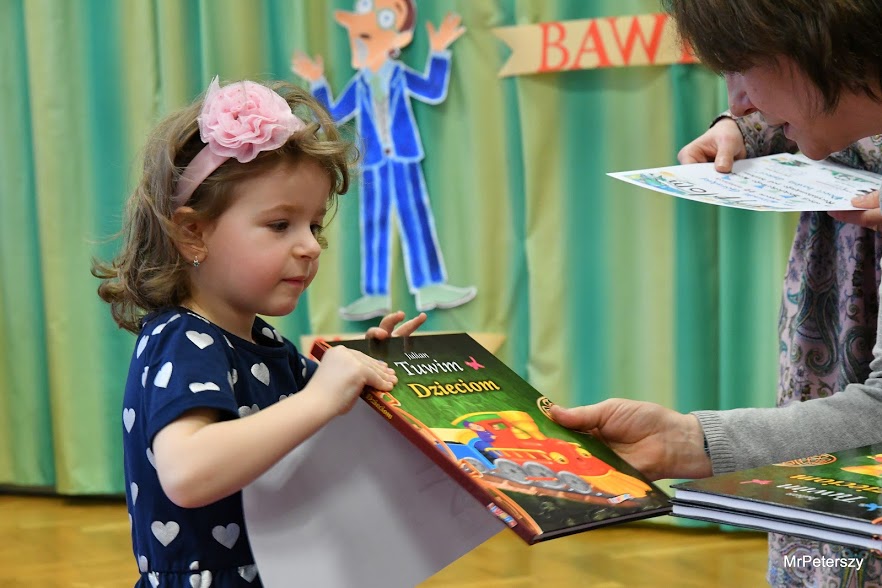 Poeci bawią dzieci. Stokrotkowy Konkurs Recytatorski