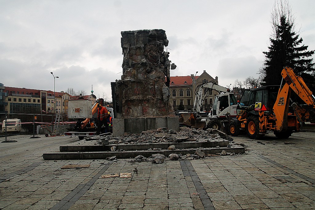 Na placu Słowiańskim wciąż pracują. LPGK rozbiera cokół
