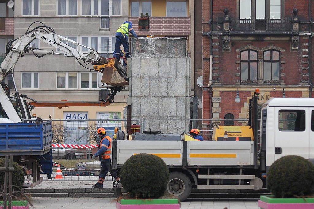 Na placu Słowiańskim wciąż pracują. LPGK rozbiera cokół