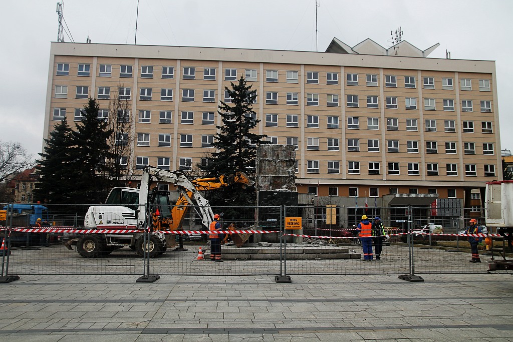 Na placu Słowiańskim wciąż pracują. LPGK rozbiera cokół