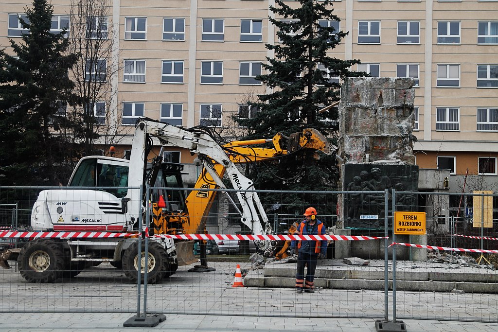 Na placu Słowiańskim wciąż pracują. LPGK rozbiera cokół