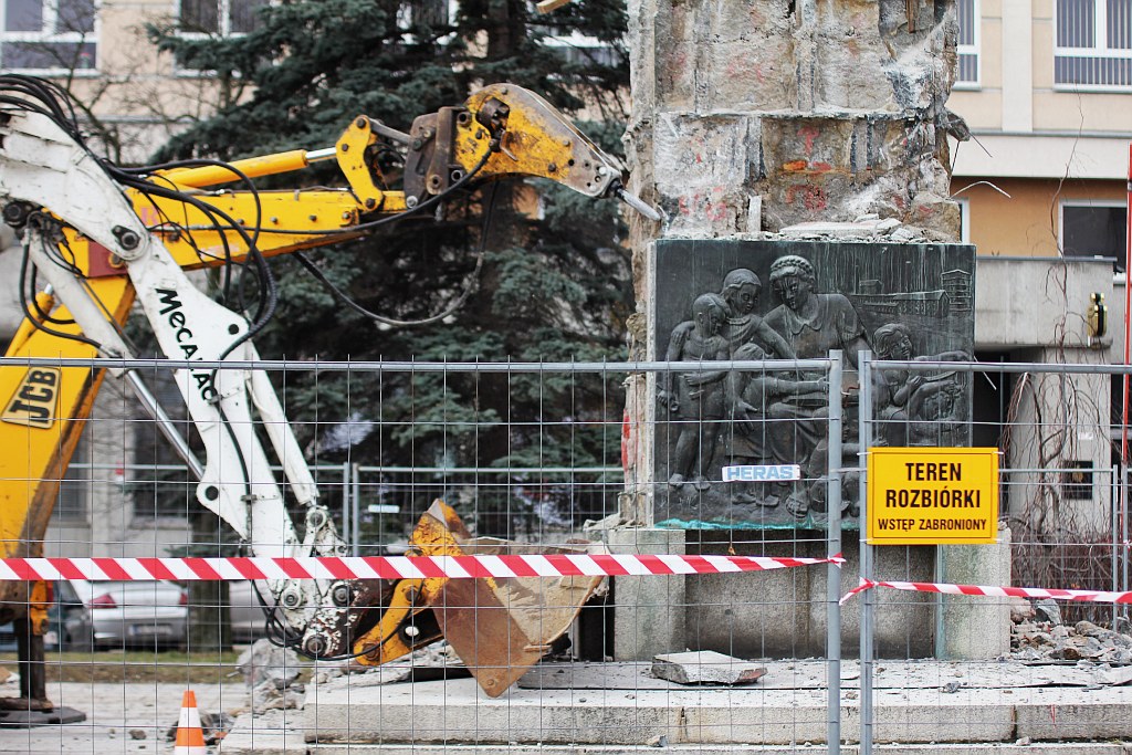 Na placu Słowiańskim wciąż pracują. LPGK rozbiera cokół