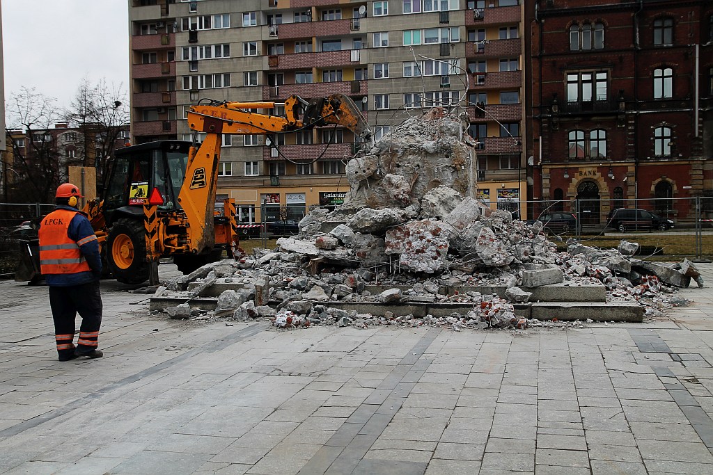 Z placu Słowiańskiego znika cokół na którym stał pomnik