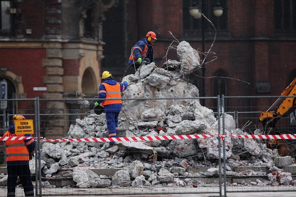 Z placu Słowiańskiego znika cokół na którym stał pomnik