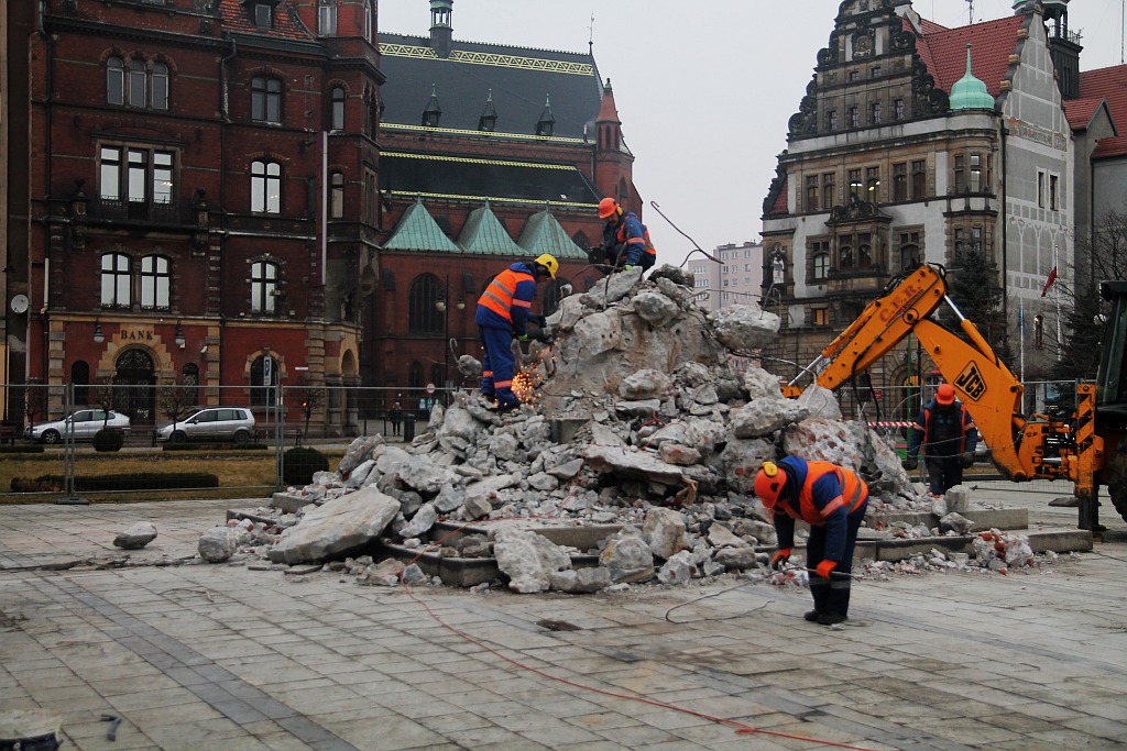 Z placu Słowiańskiego znika cokół na którym stał pomnik
