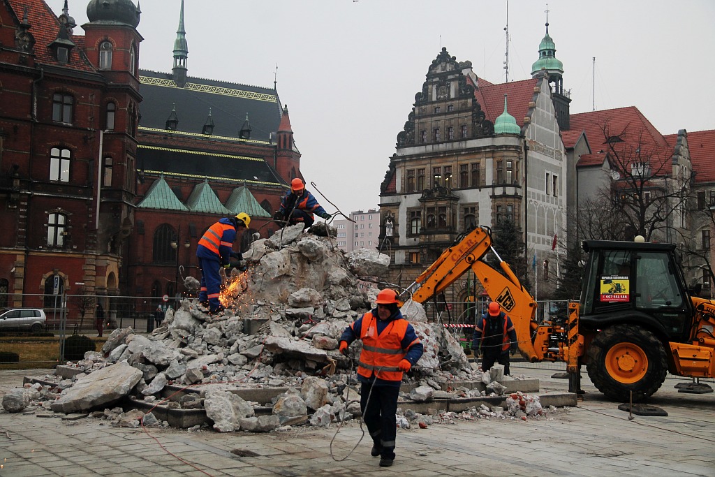 Z placu Słowiańskiego znika cokół na którym stał pomnik