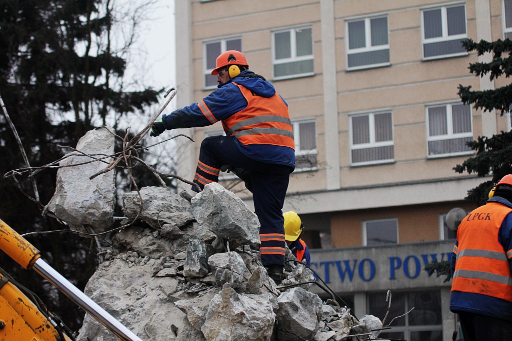 Z placu Słowiańskiego znika cokół na którym stał pomnik