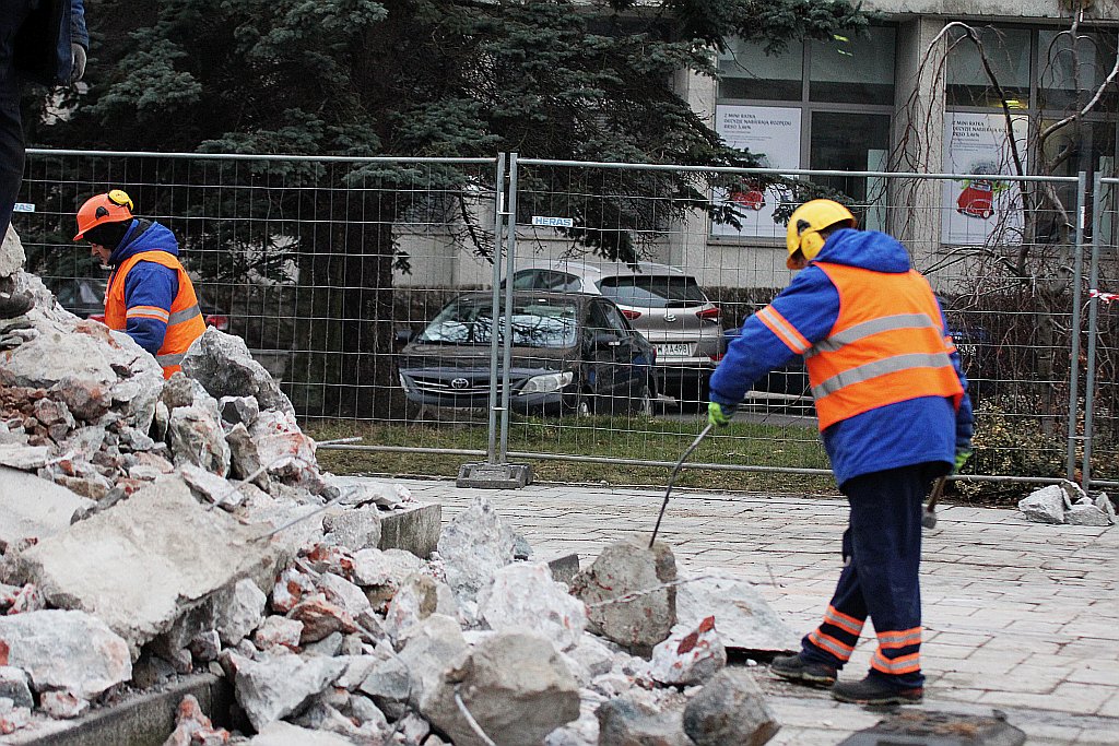 Z placu Słowiańskiego znika cokół na którym stał pomnik