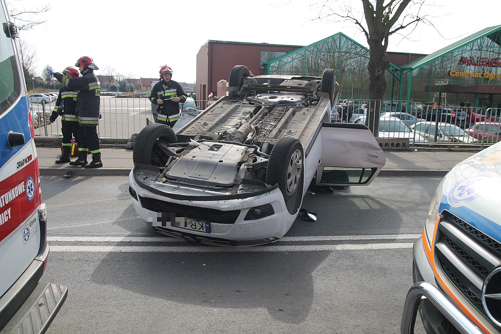 Wypadek na drodze do Koskowic. Dachował samochód