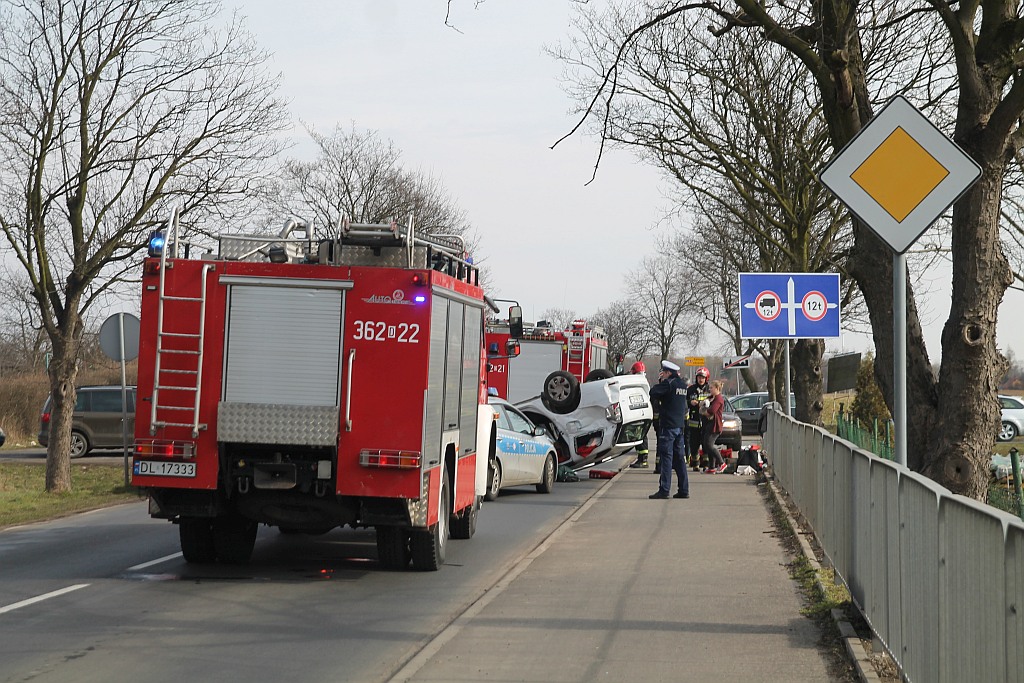 Wypadek na drodze do Koskowic. Dachował samochód
