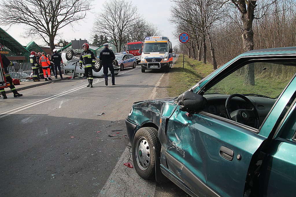 Wypadek na drodze do Koskowic. Dachował samochód