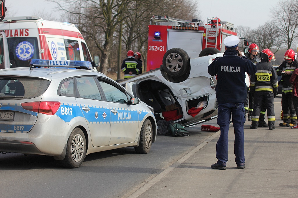 Wypadek na drodze do Koskowic. Dachował samochód