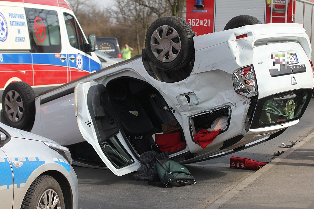 Wypadek na drodze do Koskowic. Dachował samochód