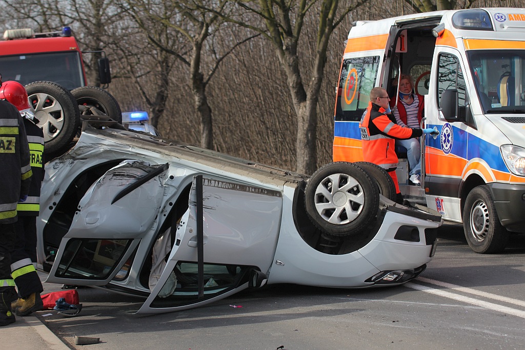 Wypadek na drodze do Koskowic. Dachował samochód